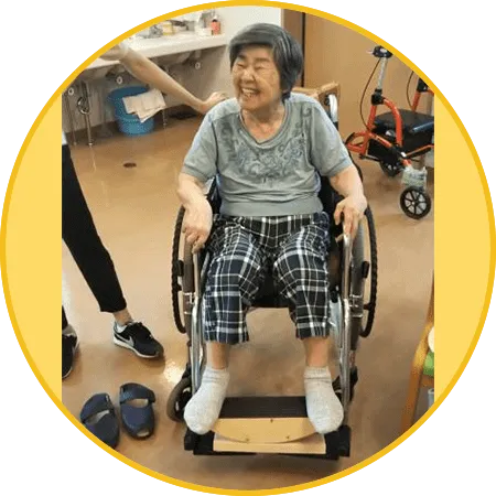 座る人